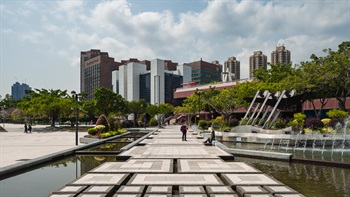 The impressive stepping stone avenue forms a major axis linking the Marriage Registry and the Main Plaza. The stone segments reference traditional Chinese architectural patterns and appear to be floating on the water. It is a popular setting for many wedding photographs.